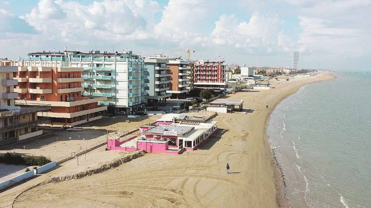 Cesenatico, mezza spiaggia, stesso mare: spariti 50 mila metri cubi di sabbia