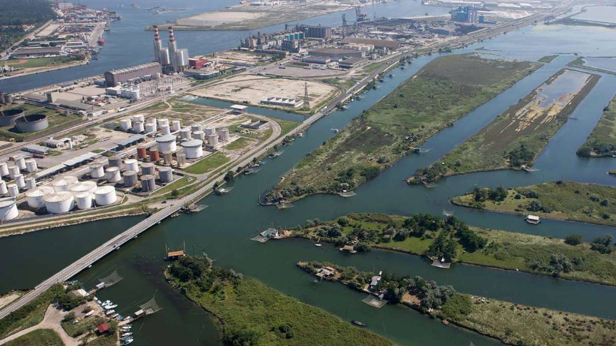 Autoproduzione: i lavoratori del porto sono sul piede di guerra