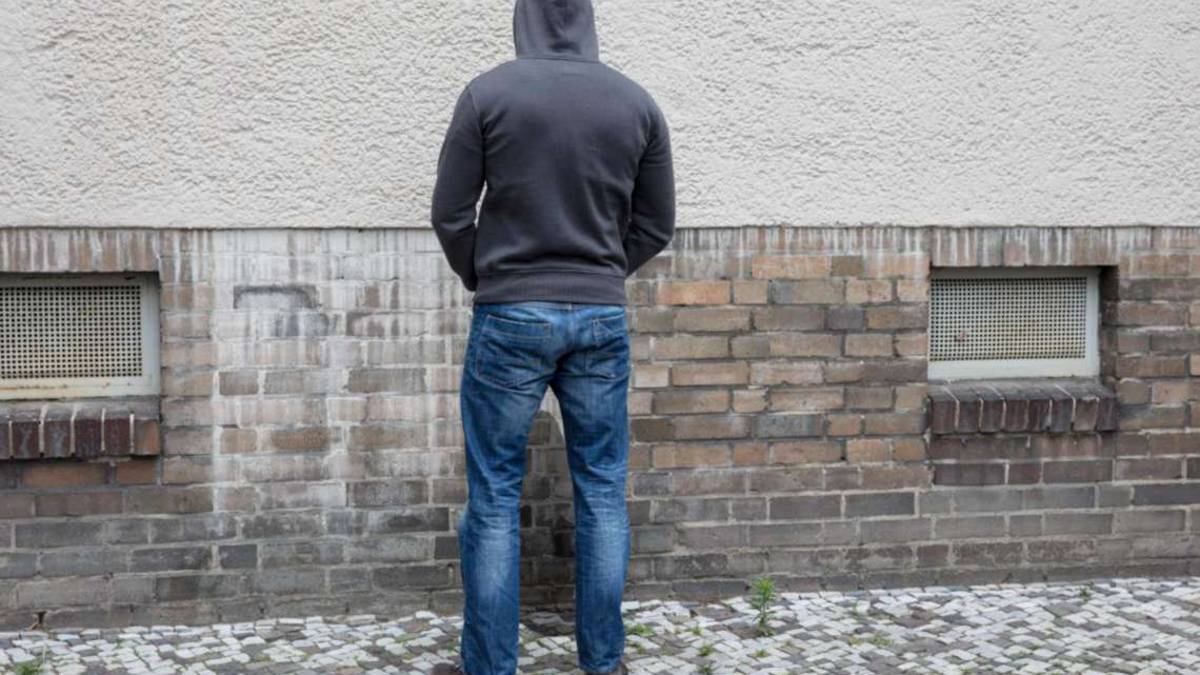 Ravenna, in 21 sorpresi a fare pipì in strada. Tra loro anche donne