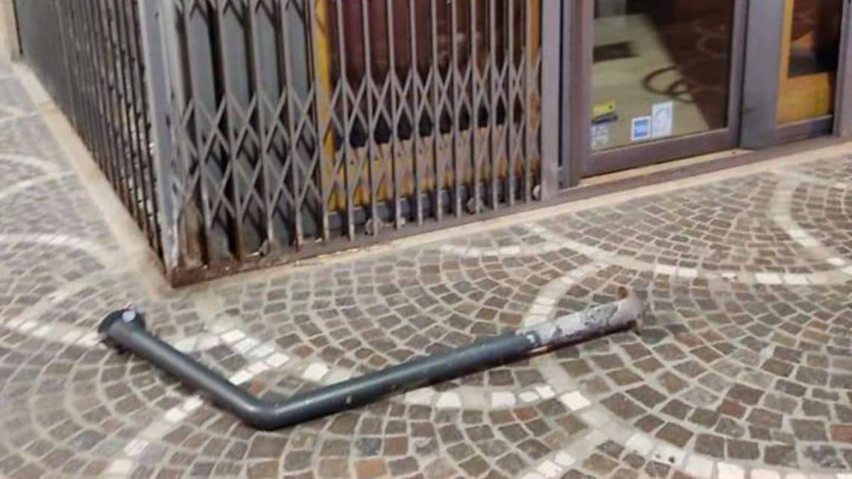 Auto in centro a Cesena spacca arredi e fugge: caccia al pirata
