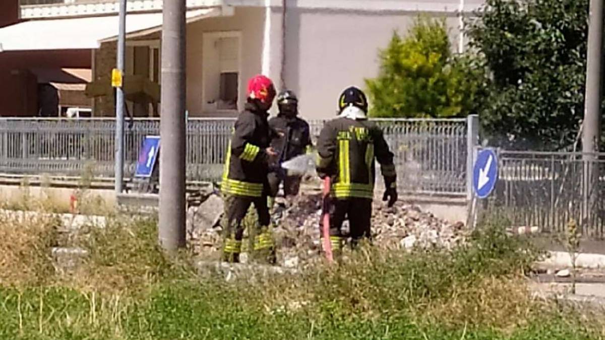 Cesenatico: conduttura del gas a fuoco durante il cantiere
