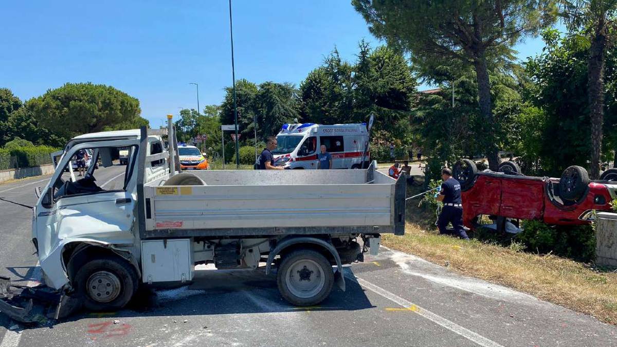 Cesenatico, ennesimo schianto e i residenti chiedono una rotonda in via Fossa
