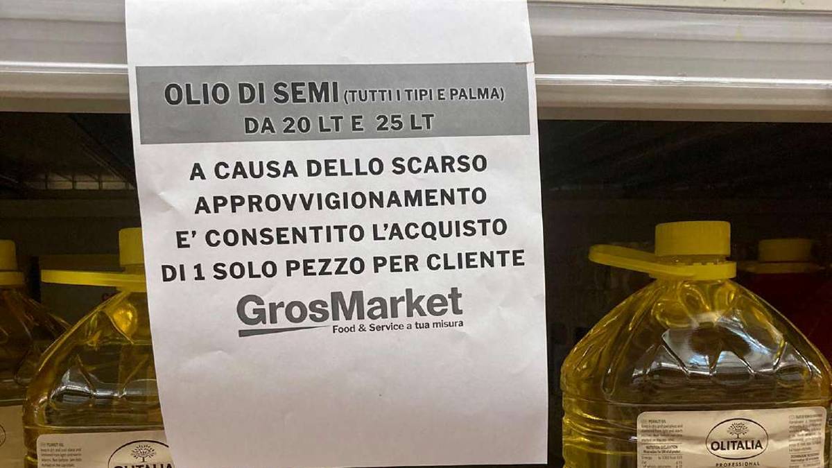 Imola, oli di semi in esaurimento: Se ne può prendere solo una latta per spesa