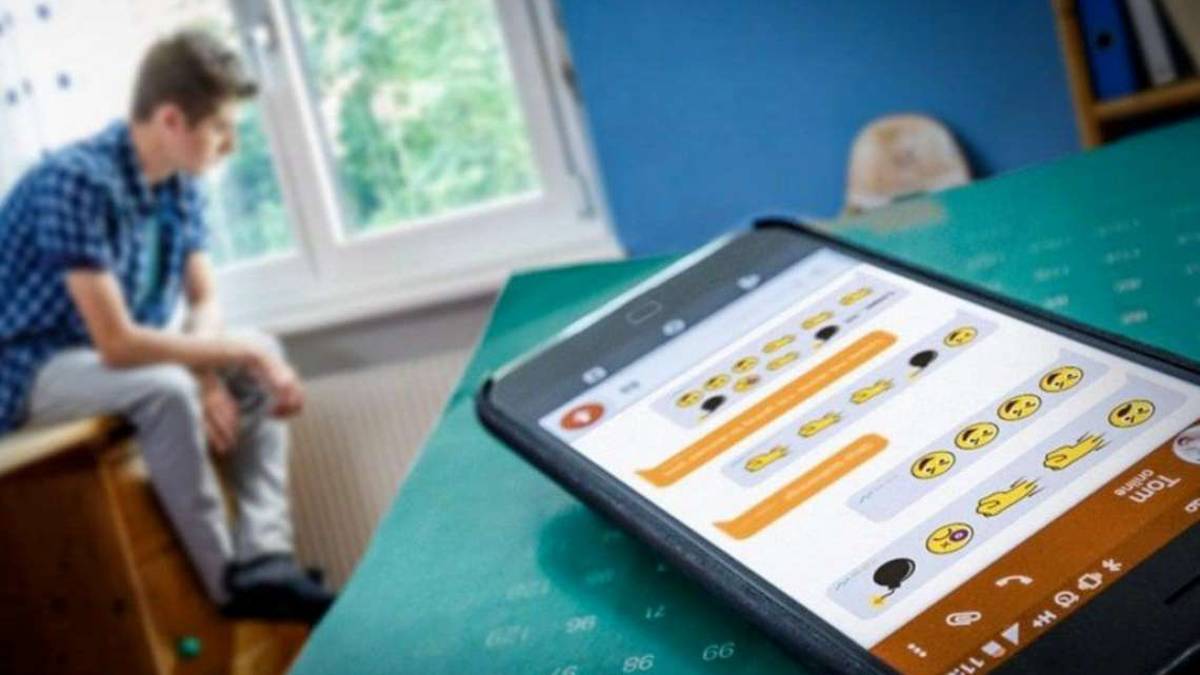 Ravenna, botte davanti a scuola per vendicare la fidanzata