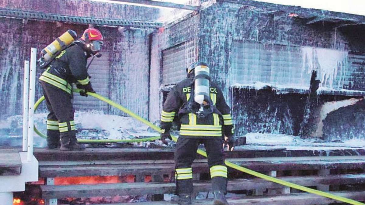 Gatteo, il fuoco fa sparire il locale ma non la battaglia legale