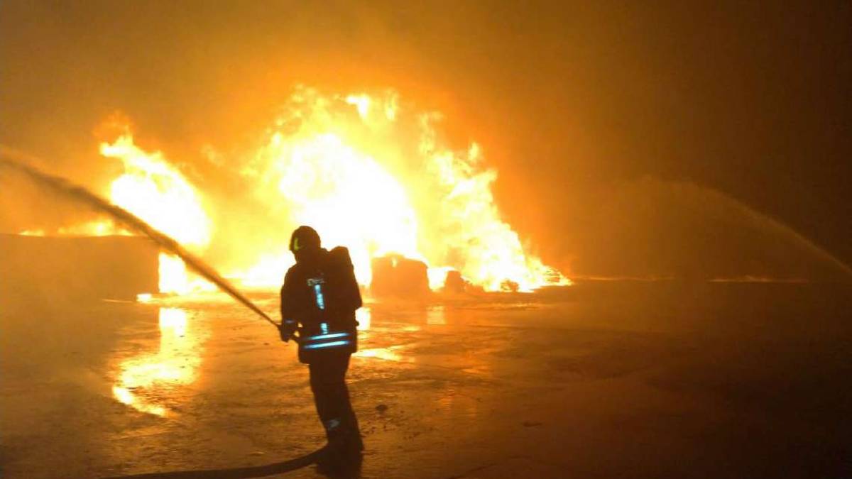 Capannone agricolo a fuoco a Rullato di Sarsina
