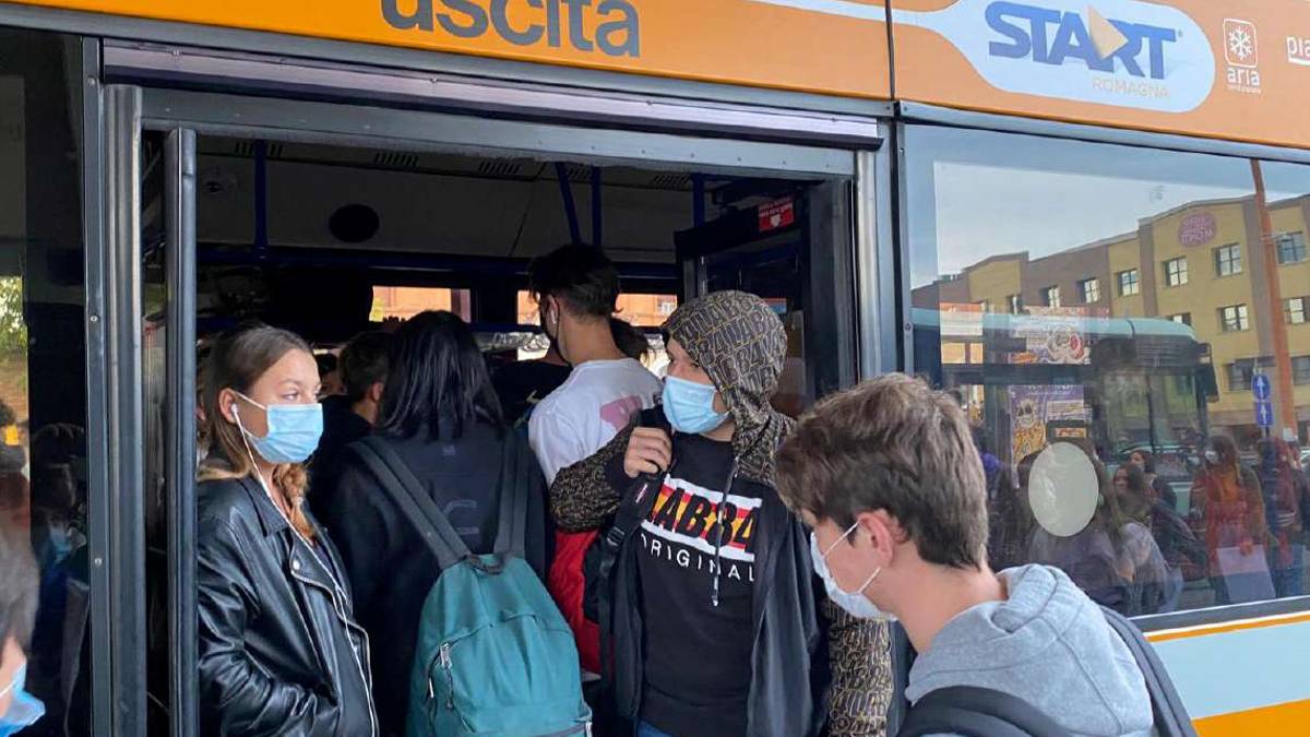 Bus Cesena - Cervia troppo pieni: genitori sul piede di guerra