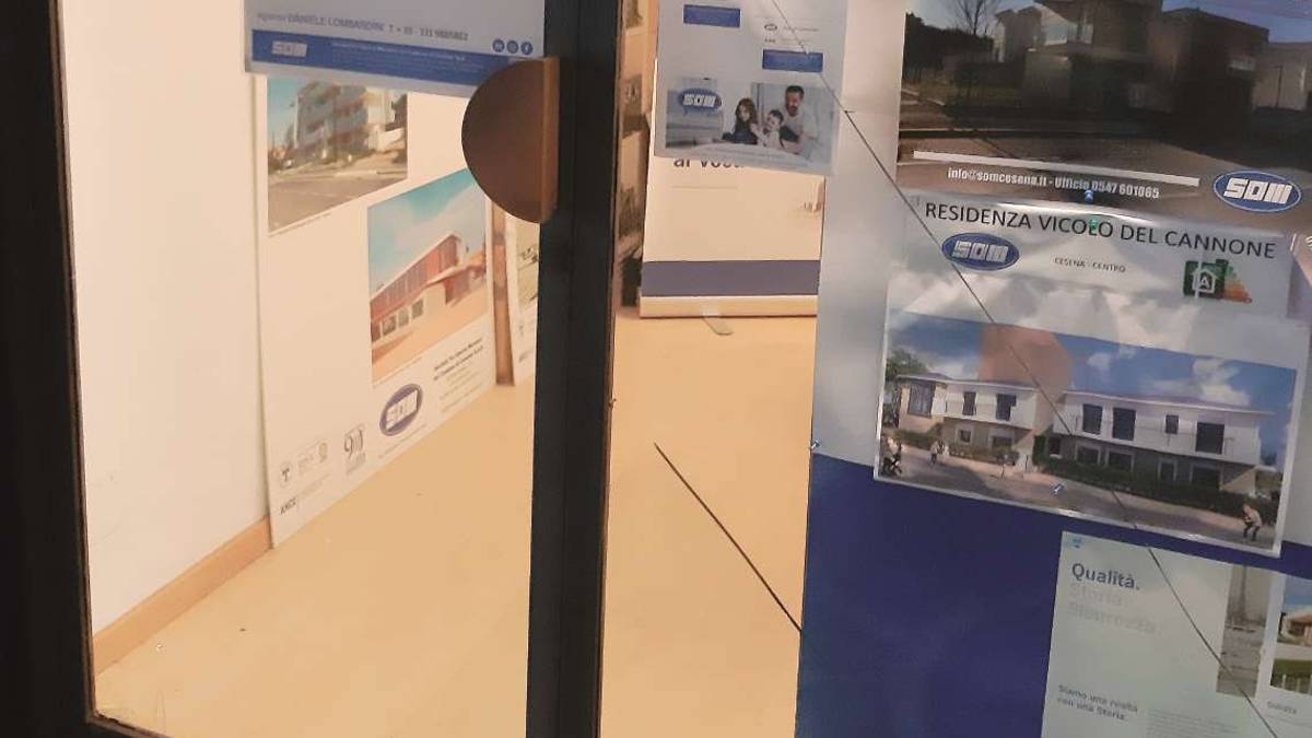 Assalto dei vandali a un ufficio in pieno centro