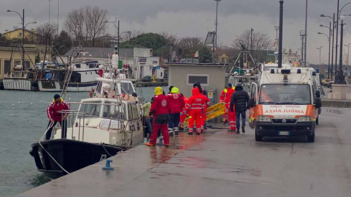 Ravenna, pugno al cuoco di bordo che gli toccò il sedere. Patteggia