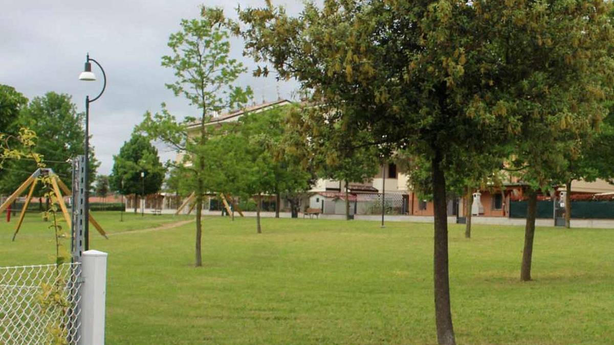 Longiano, minaccia con pistola ragazzini al parco