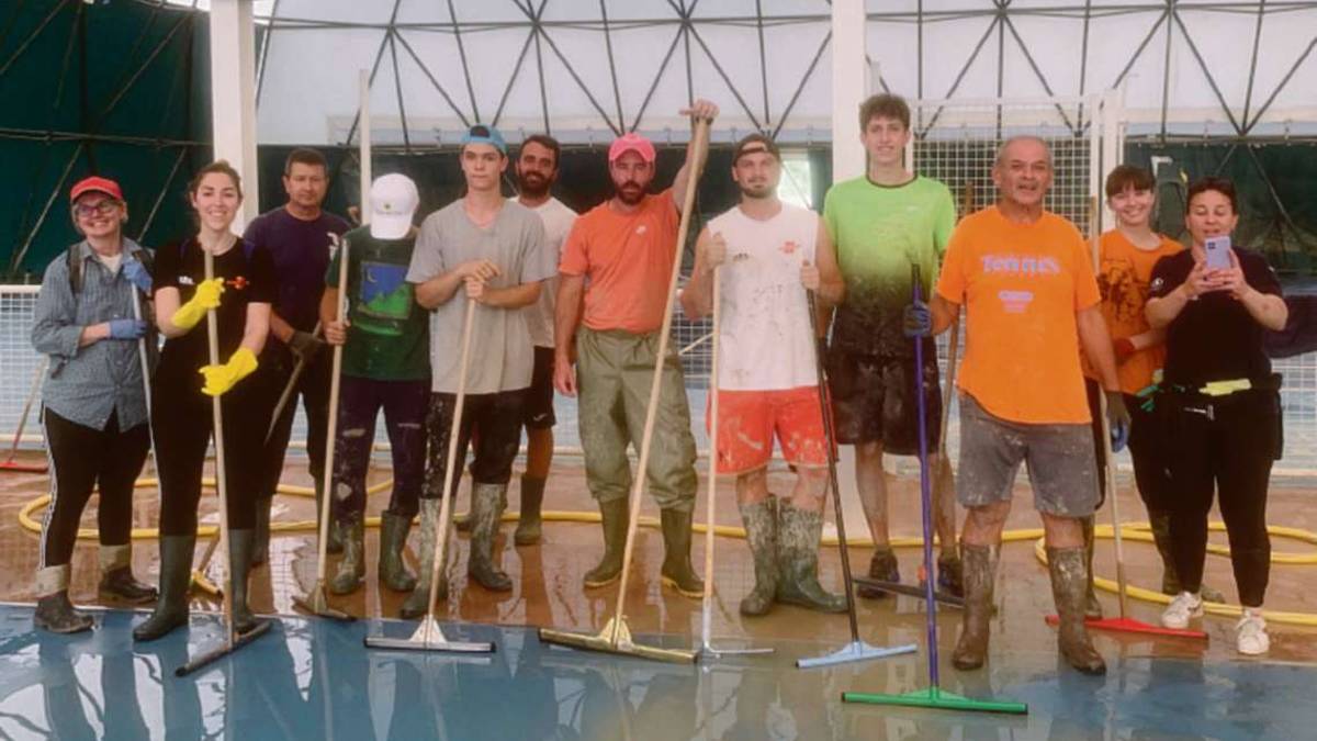 Cesena, gli allievi del corso di tennis mollano le racchette e prendono i badili