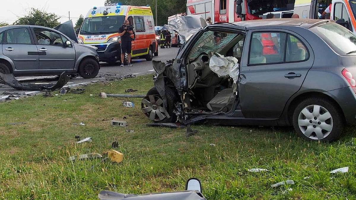Bagnacavallo, scontro fra auto, 3 feriti, gravissime madre e figlia