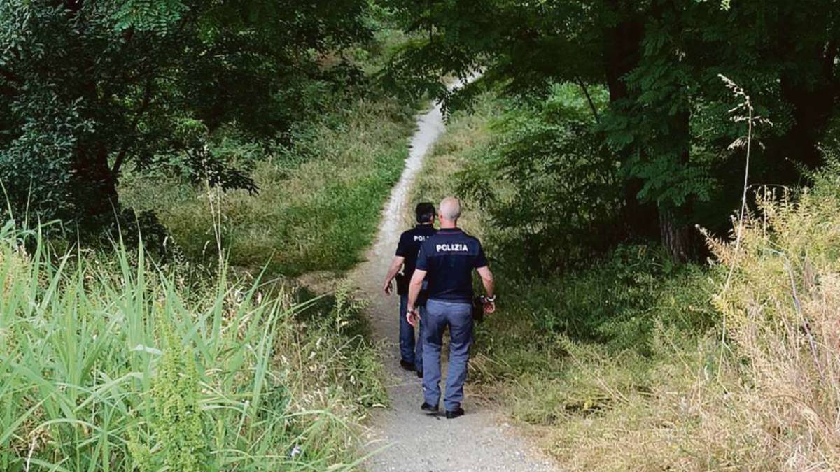 Cesena, fischi e atti osceni da un anziano tutto nudo al fiume