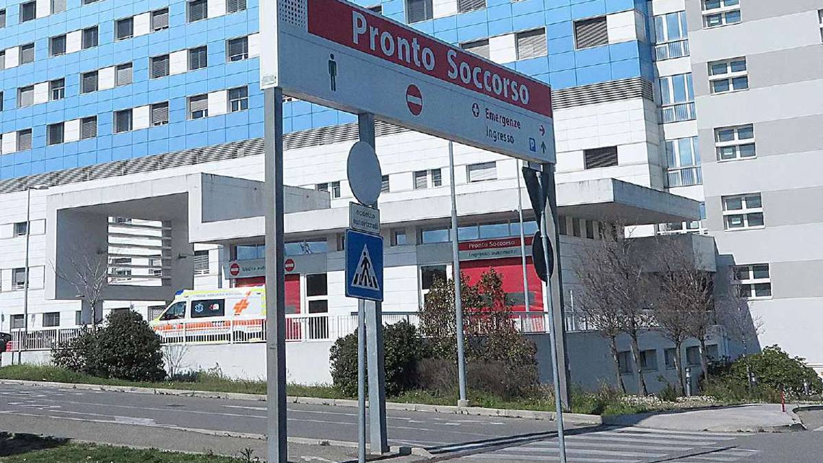 Rimini, blitz degli sbandati al pronto soccorso, calci e pugni a tre operatori sanitari: Lavorare è impossibile