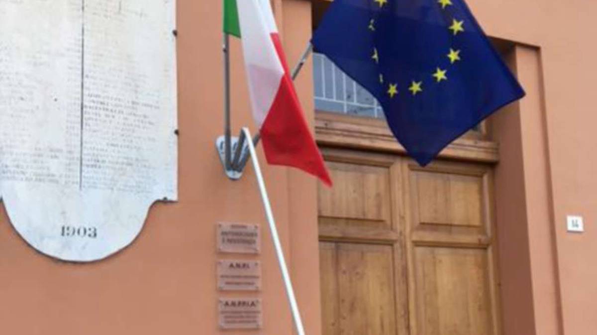 Imola, rubate da vandali delle bandiere nelle sedi di Anpi e Cgil