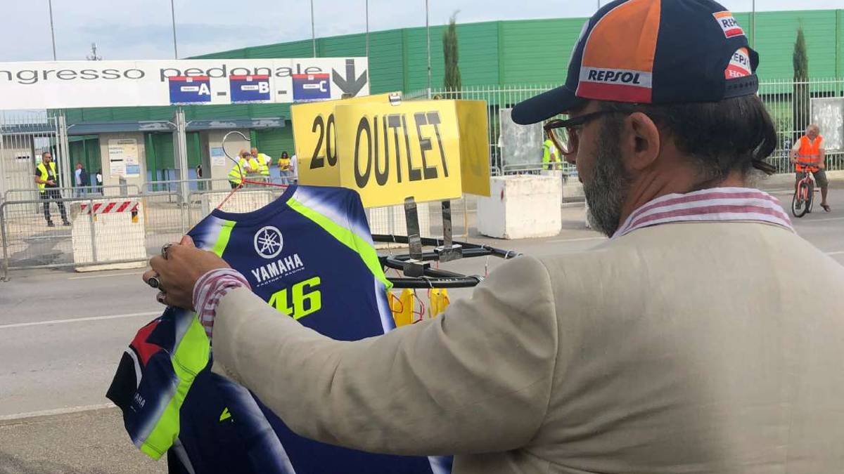 MotoGp, le maglie di Valentino Rossi in outlet, ma tirano sempre