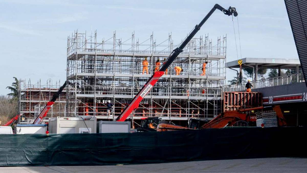 Imola, cade dall'impalcatura all'autodromo: gamba e braccia fratturate per operaio di Cesenatico