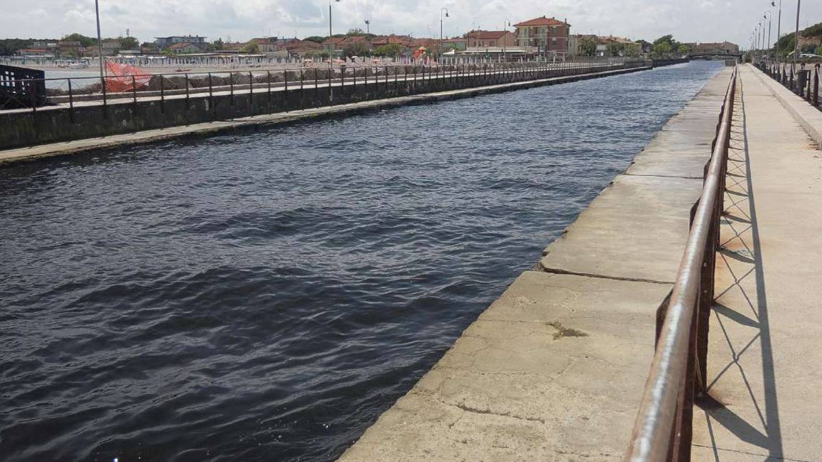 Alluvione e balneabilità, batteri oltre i limiti nel mare nei Lidi nord di Ravenna e in tre zone del Riminese