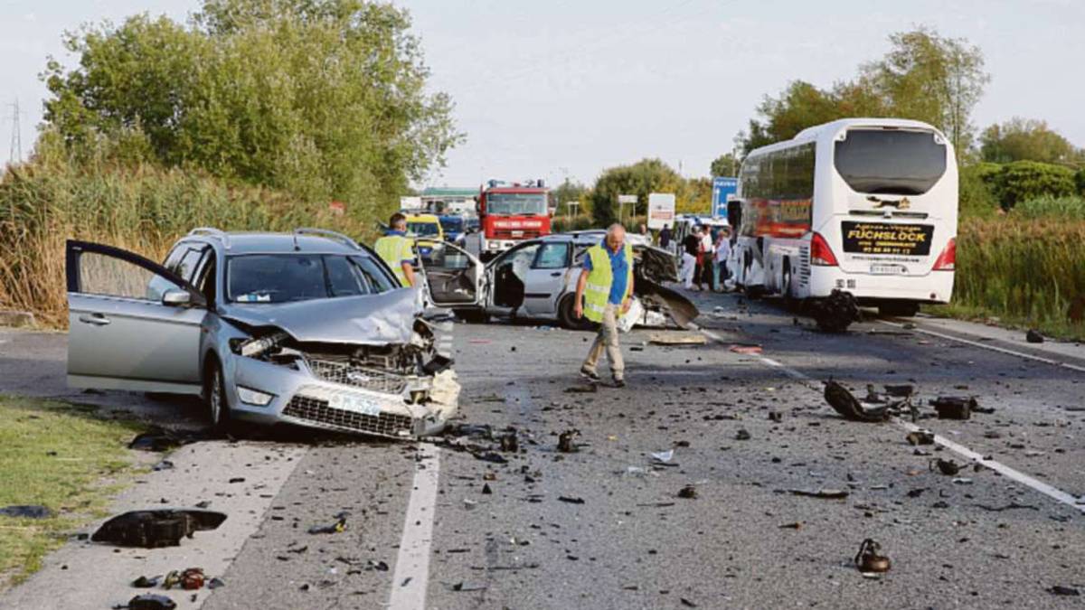 Cesenatico, schianto mortale col bus di turisti: autista assolto