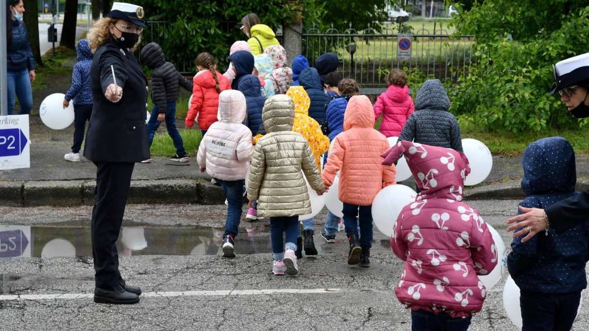 Forlì, lezione di sicurezza stradale con gli studenti: cinture e telefoni nel mirino