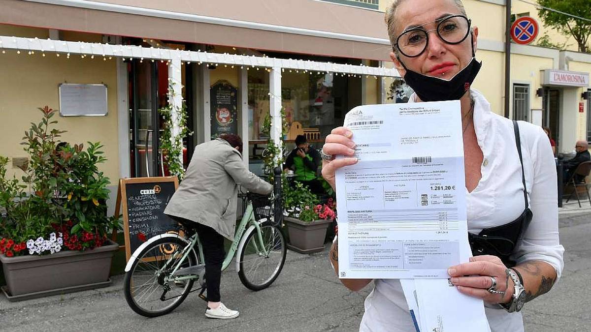 Forlì, bar fa l'asporto e arriva una maxi bolletta sui rifiuti