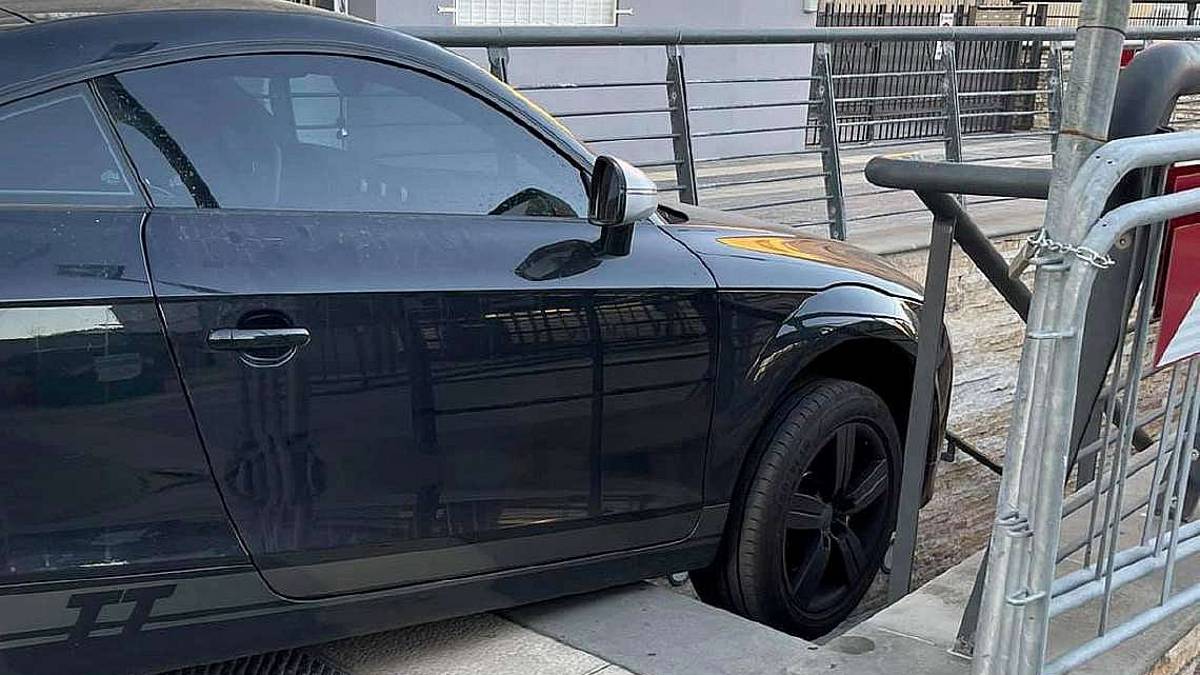 Rimini. Parcheggia l'auto sulle scale, arrivano i carabinieri