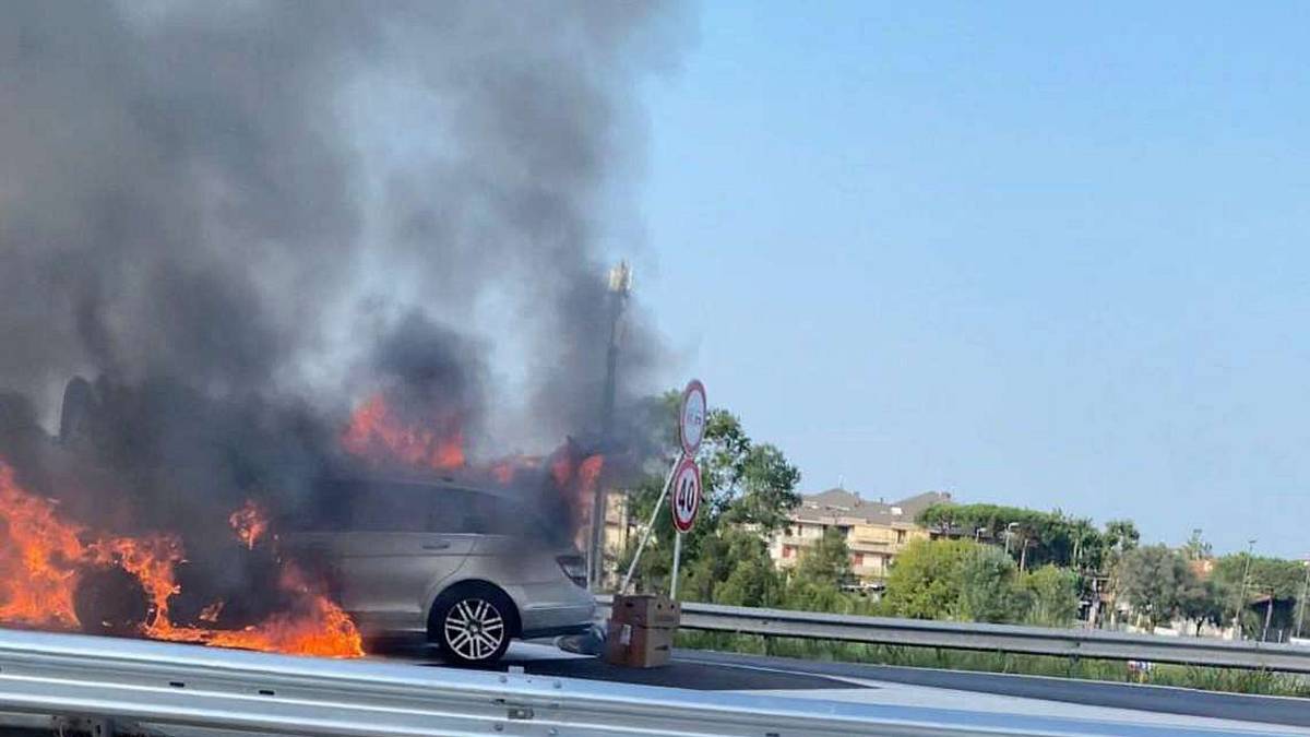 Auto a fuoco sull'Adriatica a Gatteo Mare