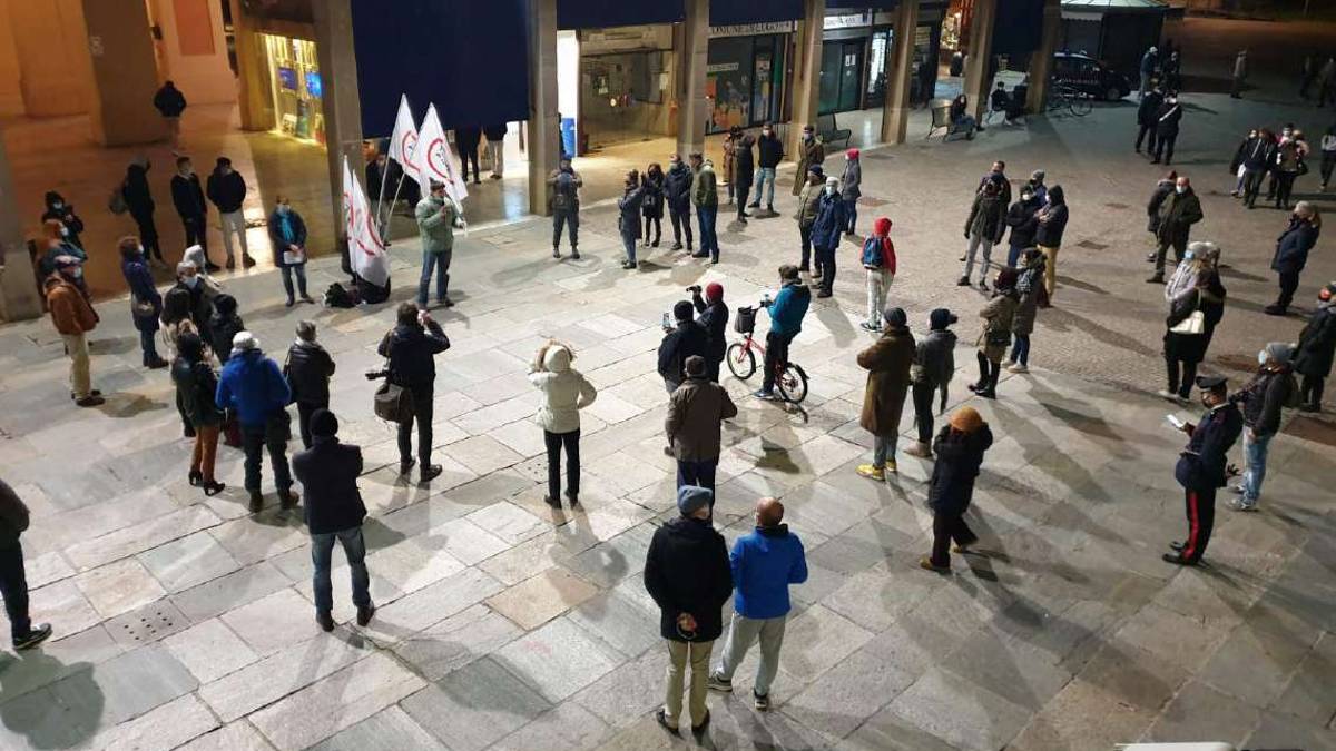 I no vax riuniti a Lugo. L'ira del sindaco: Negazionisti