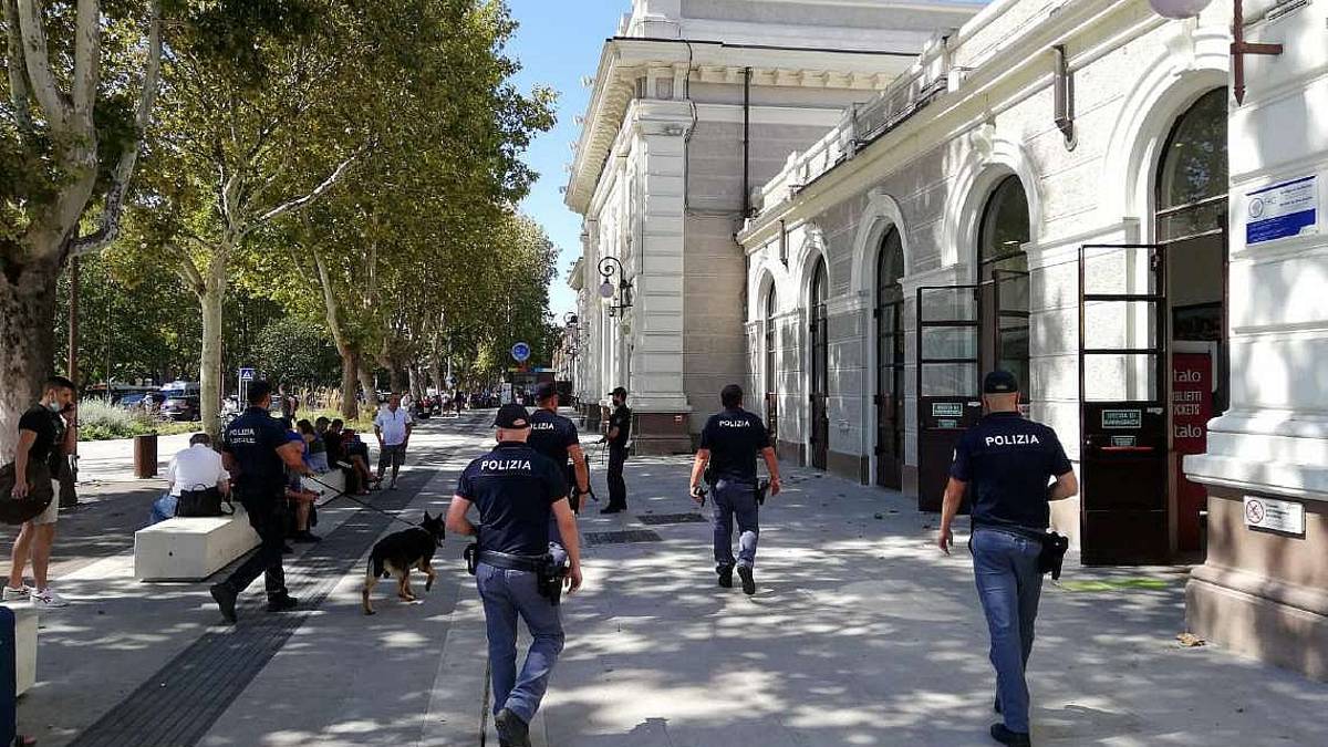 Rimini, spaccio e degrado: rastrellata l'area stazione