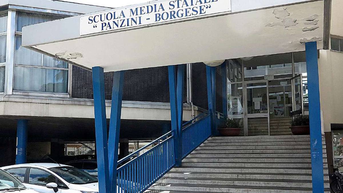 Rimini, insegnante a scuola senza green pass, la preside chiama i carabinieri