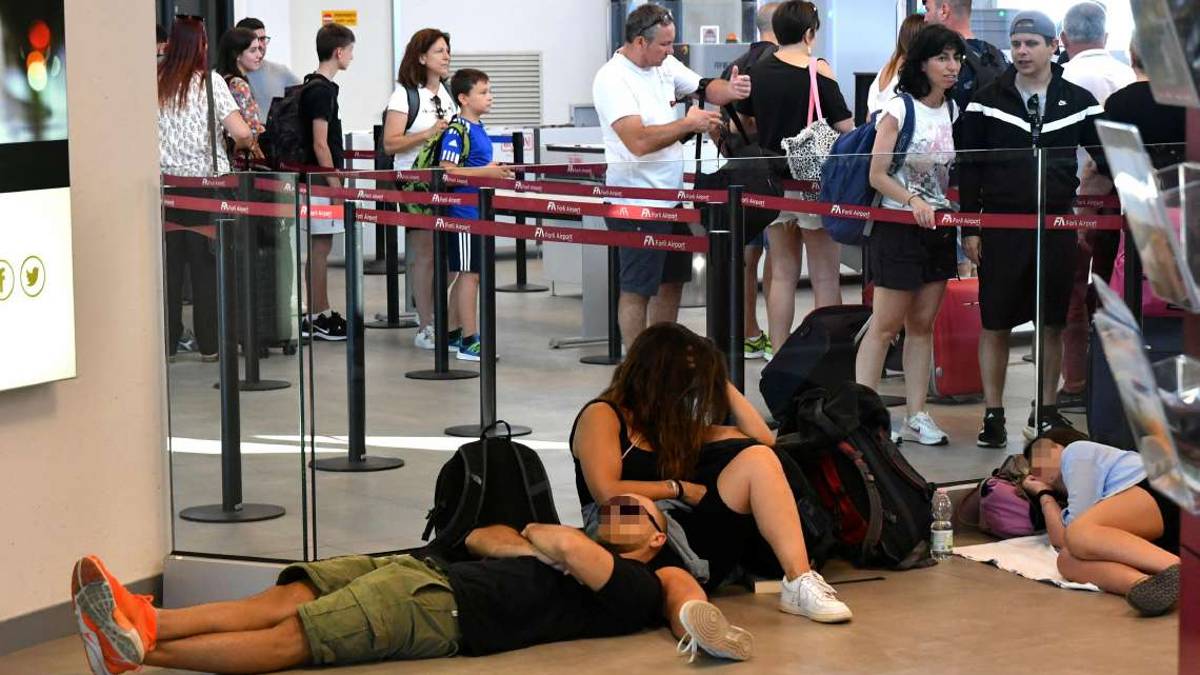 Volo da Forlì a Lampedusa con 12 ore di ritardo: Ma come si fa?