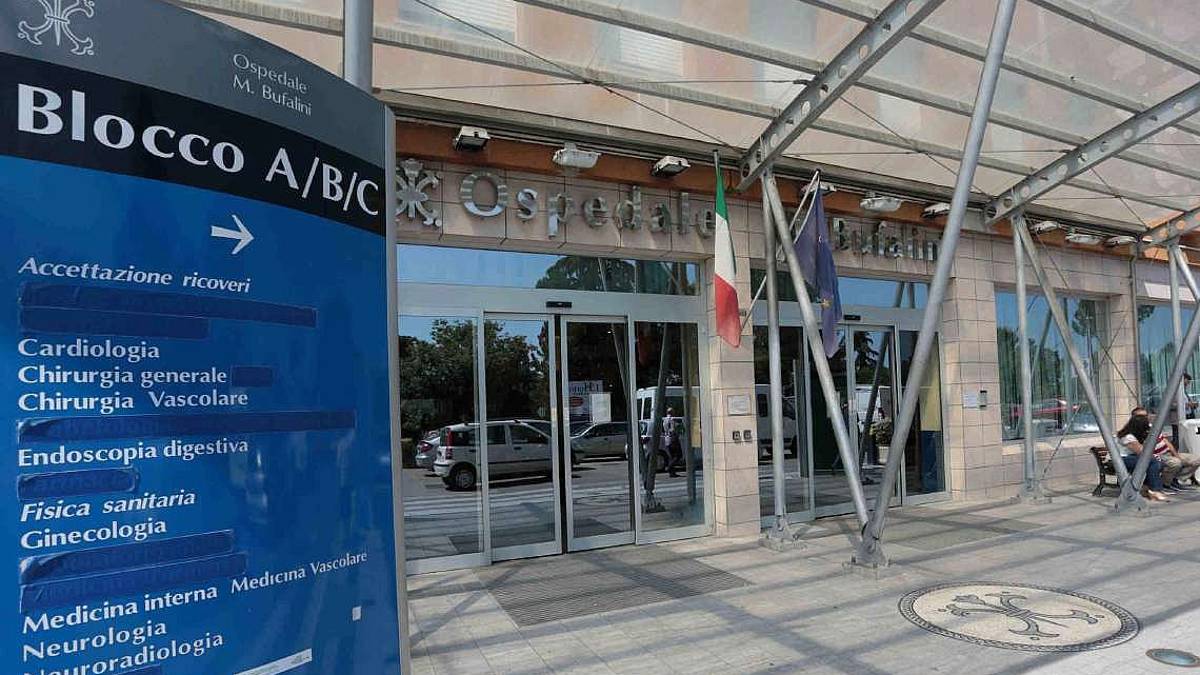 Fecero scappare una donna dal reparto Covid: l'Ausl Romagna denuncia medico e avvocato no vax