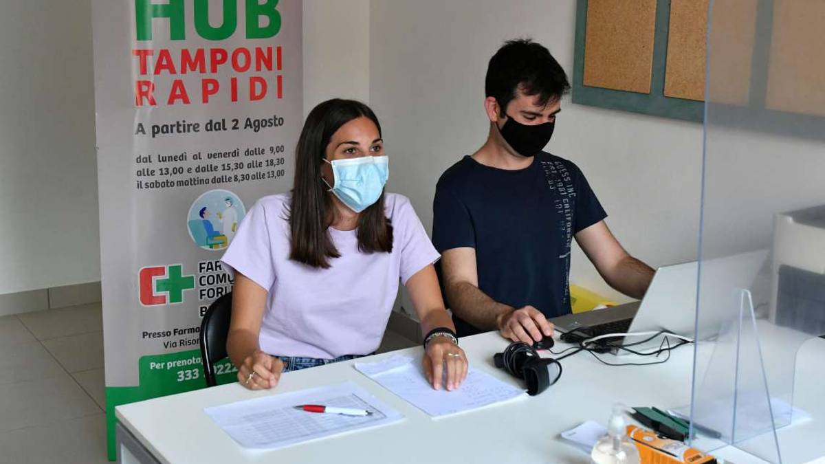 Tamponi in farmacia, richieste in continuo aumento