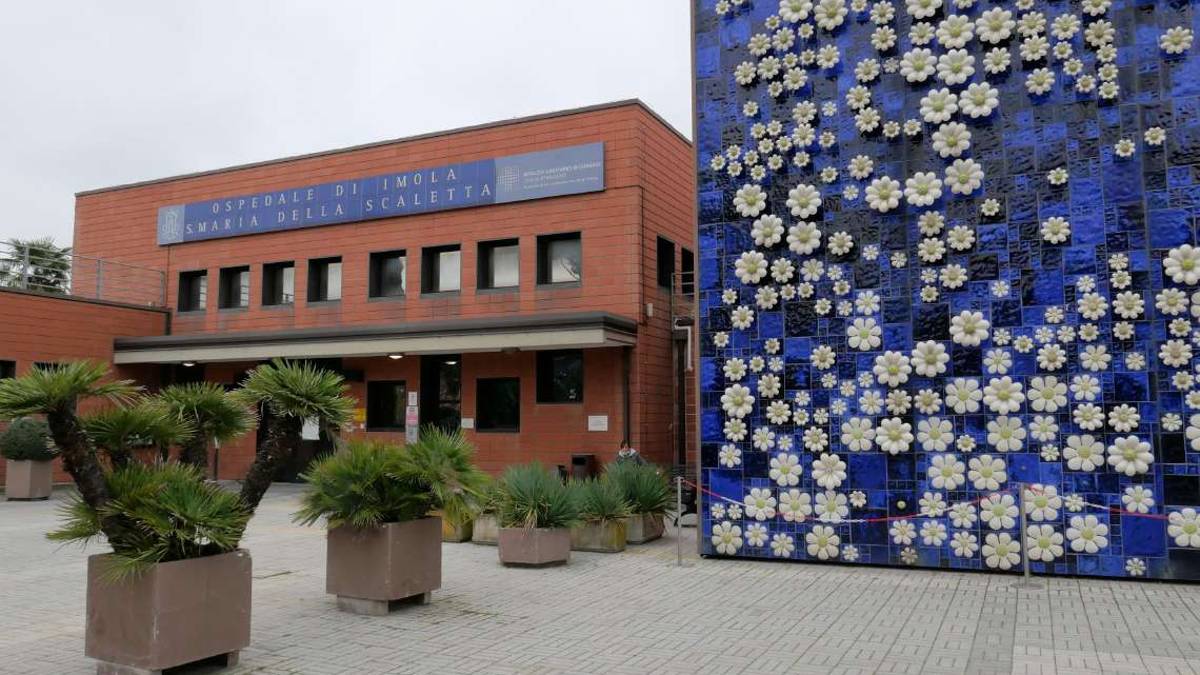 Imola, due infermiere positive in ospedale: polemica sul controllo dei green pass