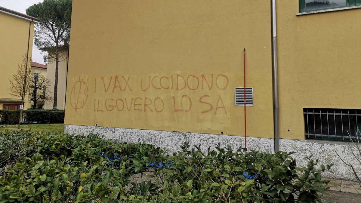 Imola, altre scritte no vax sui muri delle scuole