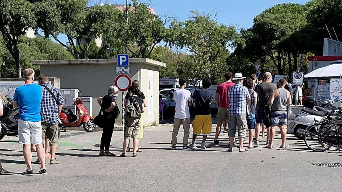 Rimini, cliniche assediate e spuntano i pacchetti da 10 tamponi