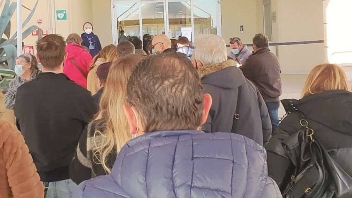 Covid, a Cesena lunga fila in Fiera per vaccinarsi