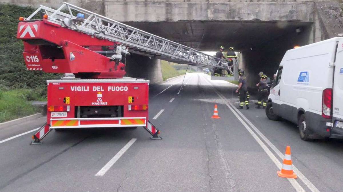 Imola, tir contro il ponte della ferrovia. Il traffico va in tilt