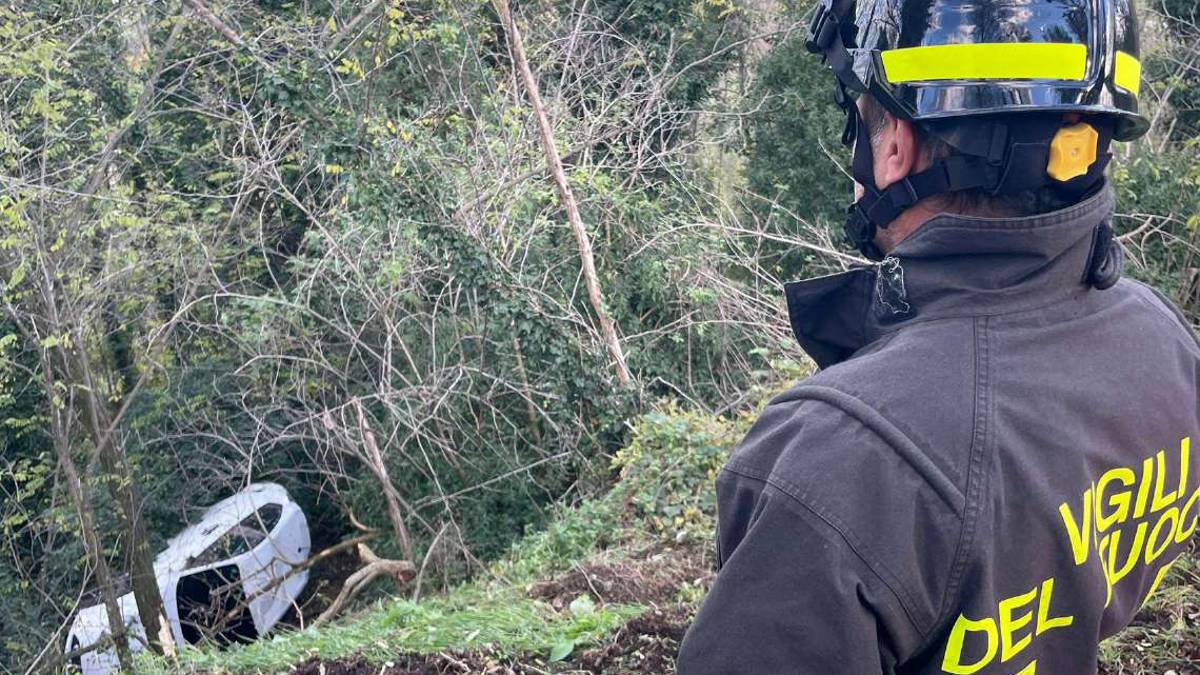 Cesena, auto nel dirupo e il proprietario se ne va con le chiavi