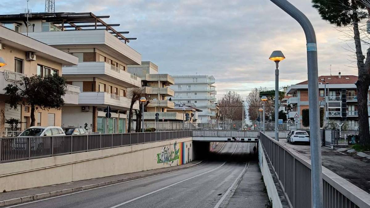 Rimini, perché i lampioni accesi al mattino a Miramare?