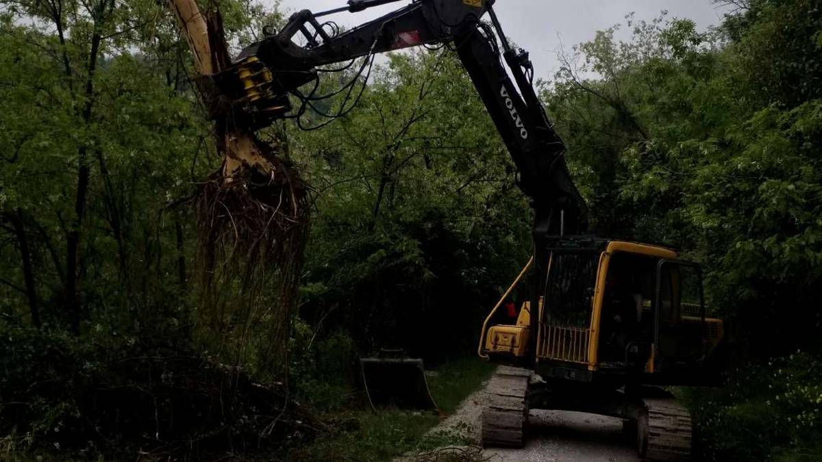 Cesena: strada bloccata dalla frana sulle colline di Roversano