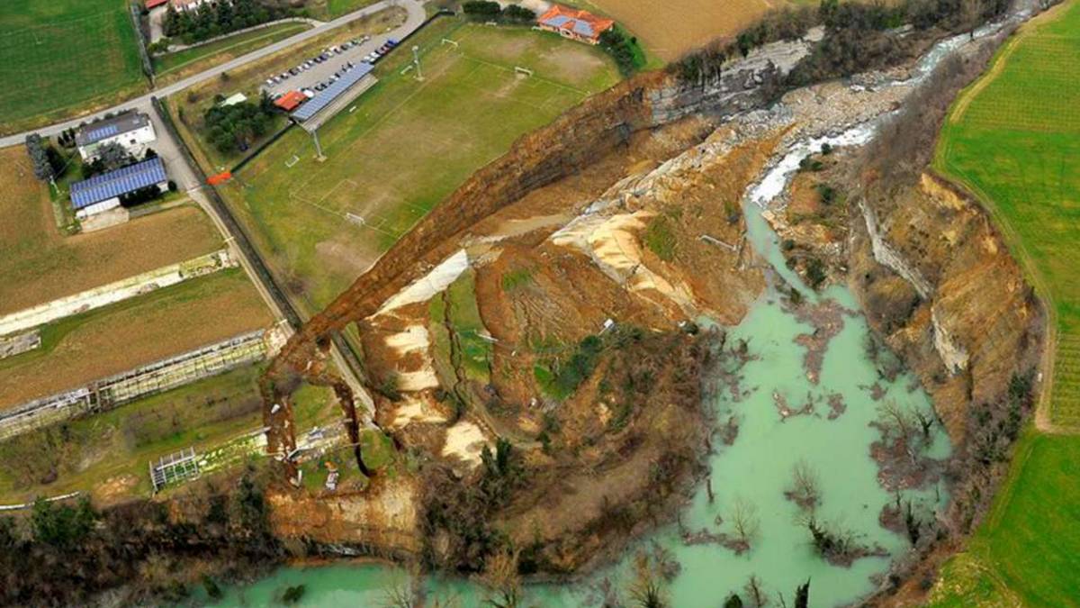 Campo sportivo di Casola Valsenio franato, geologi assolti