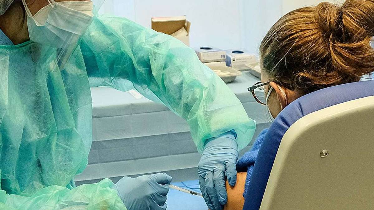 Finti vaccini e green pass: arrestato un medico a Rimini