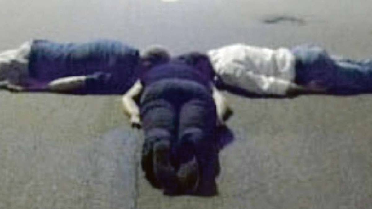 Rimini, giovani stesi in strada fermano i bus: folli sfide sul web