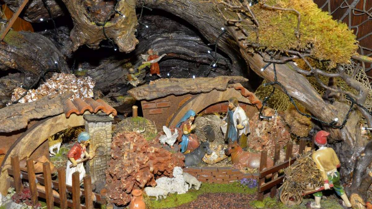 Natale 2021, a Pisignano torna il presepe di mare sui tronchi