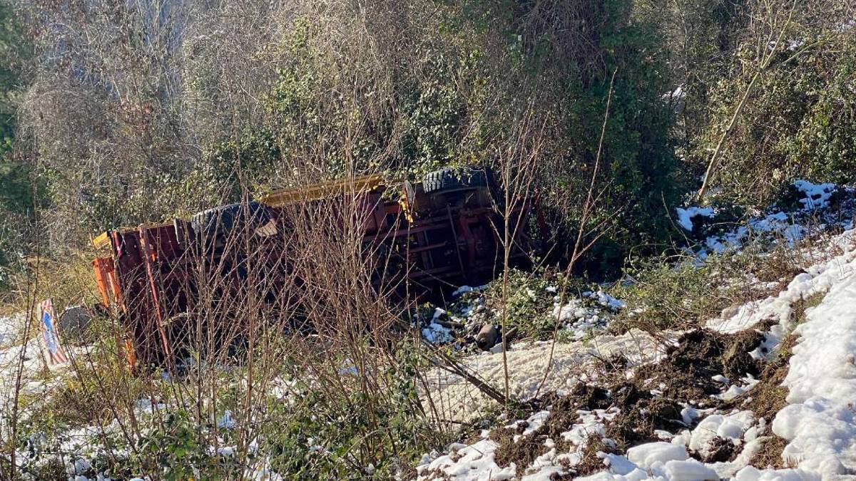 Strade gelate: a Cesena finisce fuori strada il mezzo spargi sale