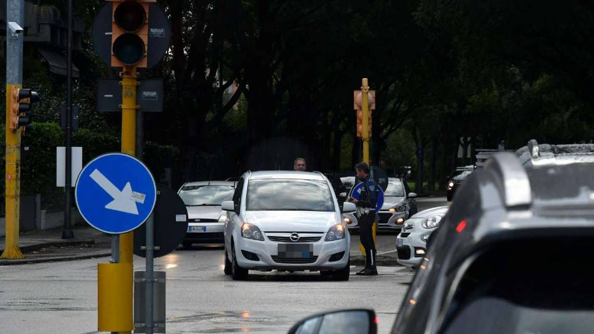 Forlì, parcheggia l'auto in mezzo all'incrocio