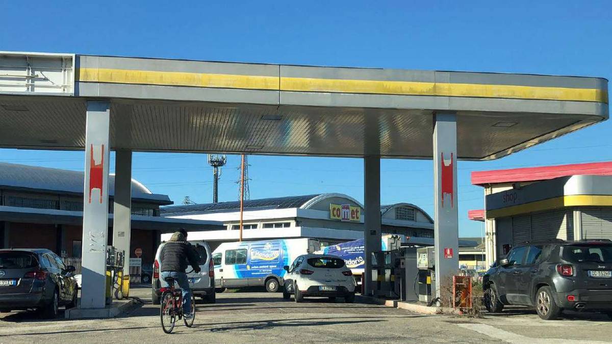 Cesena, Comune vende ad Aci un'area con distributore per 82mila euro in via Madonna dello Schioppo