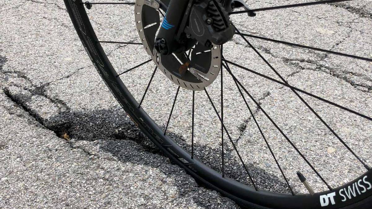 Cesena, in quella buca posso pure parcheggiare la mia bici