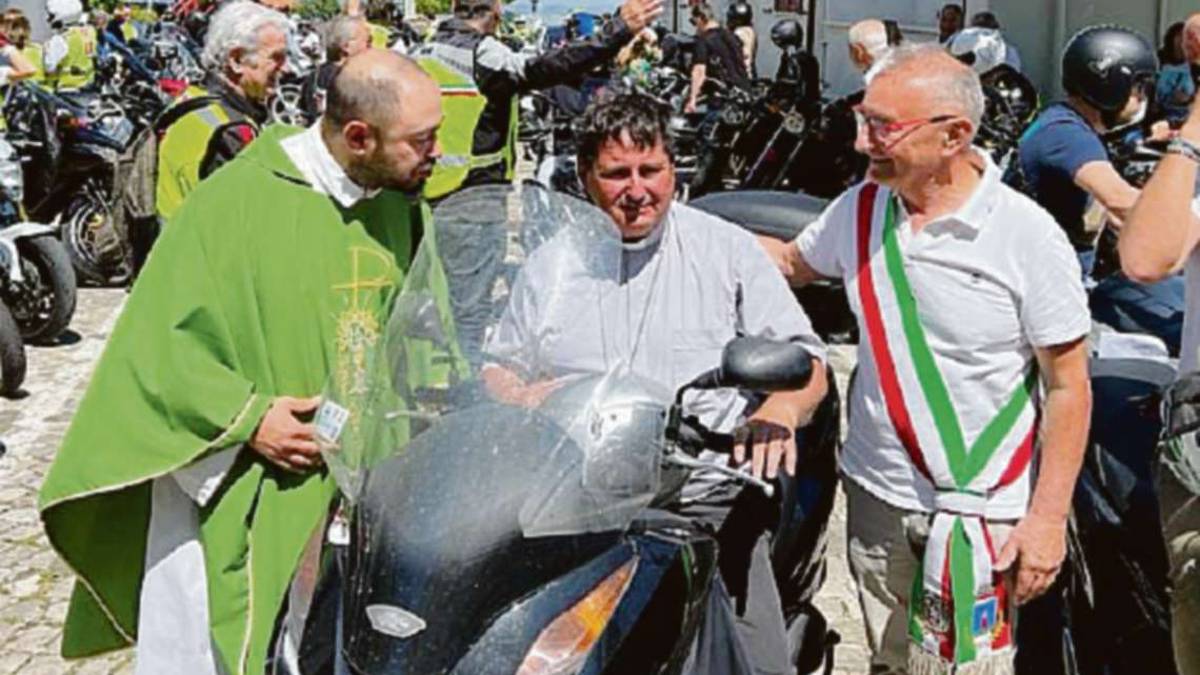 Moto benedizione a Gemmano: il vescovo di Rimini in scooter
